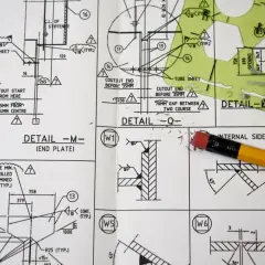 Rysunek techniczny z oznaczeniami spoin, detalami i wymiarami. Widoczny ołówek i gumka.