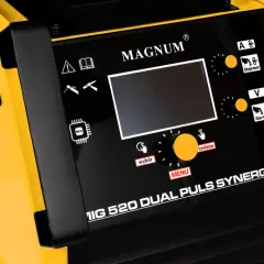 Panel sterowania spawarki MAGNUM MIG 520 DUAL PULS SYNERGIA z ekranem, pokrętłami i przyciskami.