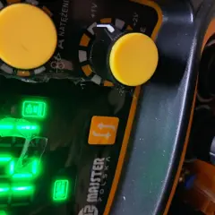 Panel migomatu z pokrętłami i wyświetlaczem. Pokazuje, jak ustawić reduktor argon co2 migomat, aby uzyskać optymalne parametry spawania.