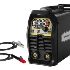 Spawarka Stanley Maxi Arc 1600 z funkcją ARC FORCE, gotowa do pracy. W zestawie kable z uchwytem elektrody i zaciskiem masowym.