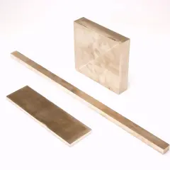 Trzy metalowe sztabki, jedna kwadratowa i dwie prostokątne, leżą na białym tle. Czy wiesz, w jakiej temperaturze topi się aluminium?