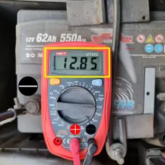 Multimetr pokazuje 12.85V, co jest wynikiem pomiaru napięcia akumulatora. Tak obliczyć napięcie.