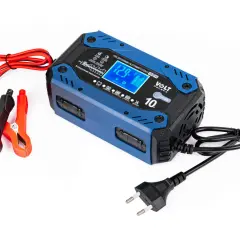 Niebieski prostownik automatyczny Volt Polska 10A z wyświetlaczem LCD, kablem zasilającym i zaciskami do każdego **typu akumulatora**.