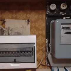 Rozdzielnica elektryczna, licznik i bezpieczniki. Jak podłączyć?