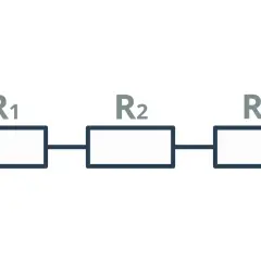 Schemat przedstawia trzy rezystory R1, R2, R3 połączone szeregowo.