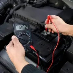 Sprawdzanie, jaki prąd jest w akumulatorze. Multimetr pokazuje 12.62V.