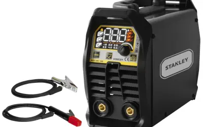 Spawarka Stanley Maxi Arc 1600 z funkcją ARC FORCE, gotowa do pracy. W zestawie kable z uchwytem elektrody i zaciskiem masowym.