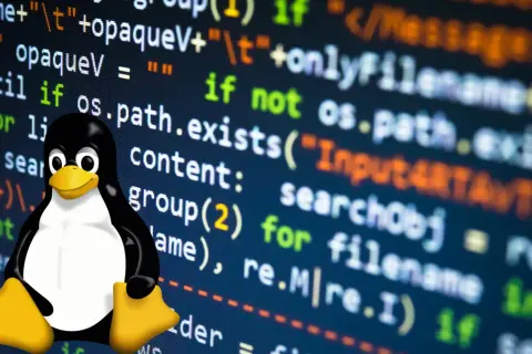 Maskotka pingwina Tux na tle kodu programu, symbolizującego świat Linux CNC.