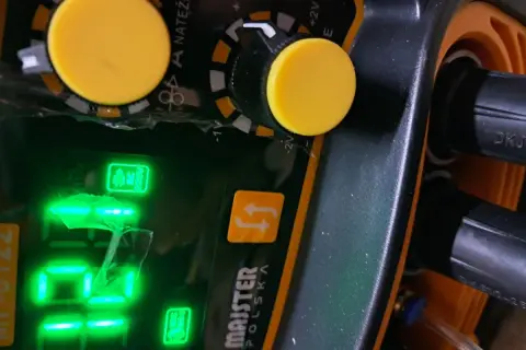 Panel migomatu z pokrętłami i wyświetlaczem. Pokazuje, jak ustawić reduktor argon co2 migomat, aby uzyskać optymalne parametry spawania.