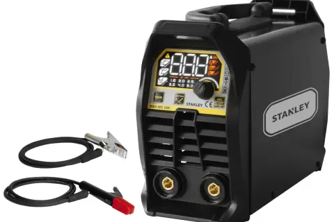 Spawarka Stanley Maxi Arc 1600 z funkcją ARC FORCE, gotowa do pracy. W zestawie kable z uchwytem elektrody i zaciskiem masowym.