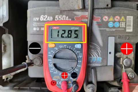 Multimetr pokazuje 12.85V, co jest wynikiem pomiaru napięcia akumulatora. Tak obliczyć napięcie.