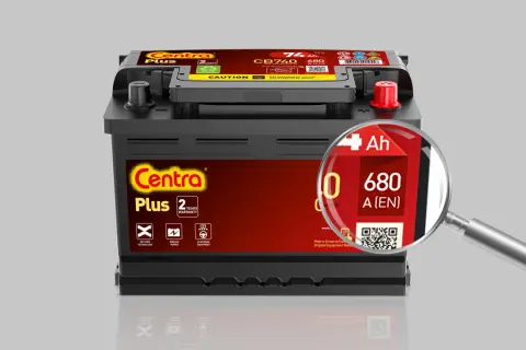 Akumulator Centra Plus z powiększeniem pokazującym 680 A (EN), co oznacza prąd rozruchowy według normy europejskiej.
