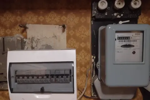 Rozdzielnica elektryczna, licznik i bezpieczniki. Jak podłączyć?
