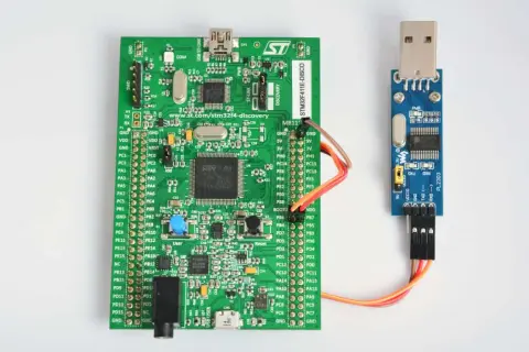 Zestaw ewaluacyjny STM32 z konwerterem USB-UART (PL2303) do komunikacji szeregowej.
