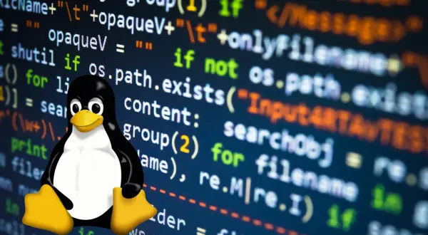 Maskotka pingwina Tux na tle kodu programu, symbolizującego świat Linux CNC.