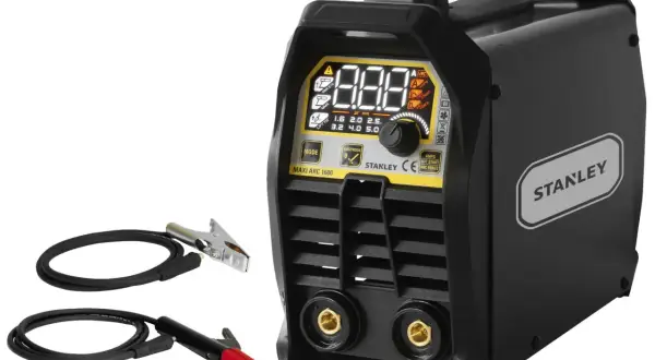 Spawarka Stanley Maxi Arc 1600 z funkcją ARC FORCE, gotowa do pracy. W zestawie kable z uchwytem elektrody i zaciskiem masowym.