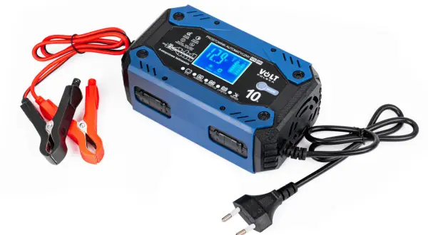 Niebieski prostownik automatyczny Volt Polska 10A z wyświetlaczem LCD, kablem zasilającym i zaciskami do każdego **typu akumulatora**.