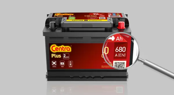 Akumulator Centra Plus z powiększeniem pokazującym 680 A (EN), co oznacza prąd rozruchowy według normy europejskiej.