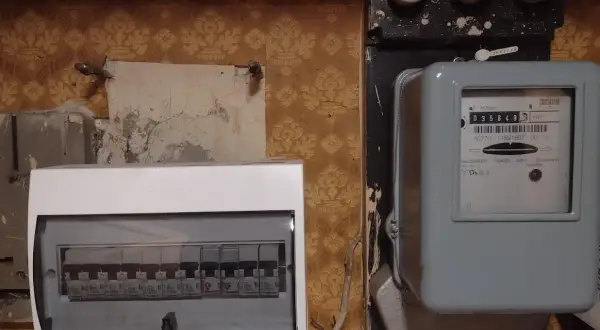 Rozdzielnica elektryczna, licznik i bezpieczniki. Jak podłączyć?