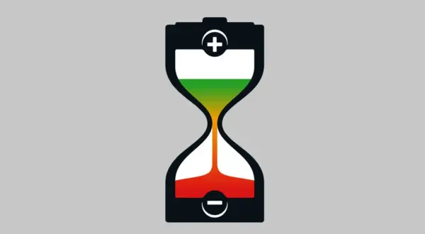 Akumulator 74Ah w kształcie klepsydry. Zielony kolor symbolizuje naładowanie, czerwony rozładowanie. Ile ładować akumulator 74ah?
