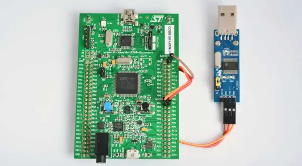 Zestaw ewaluacyjny STM32 z konwerterem USB-UART (PL2303) do komunikacji szeregowej.