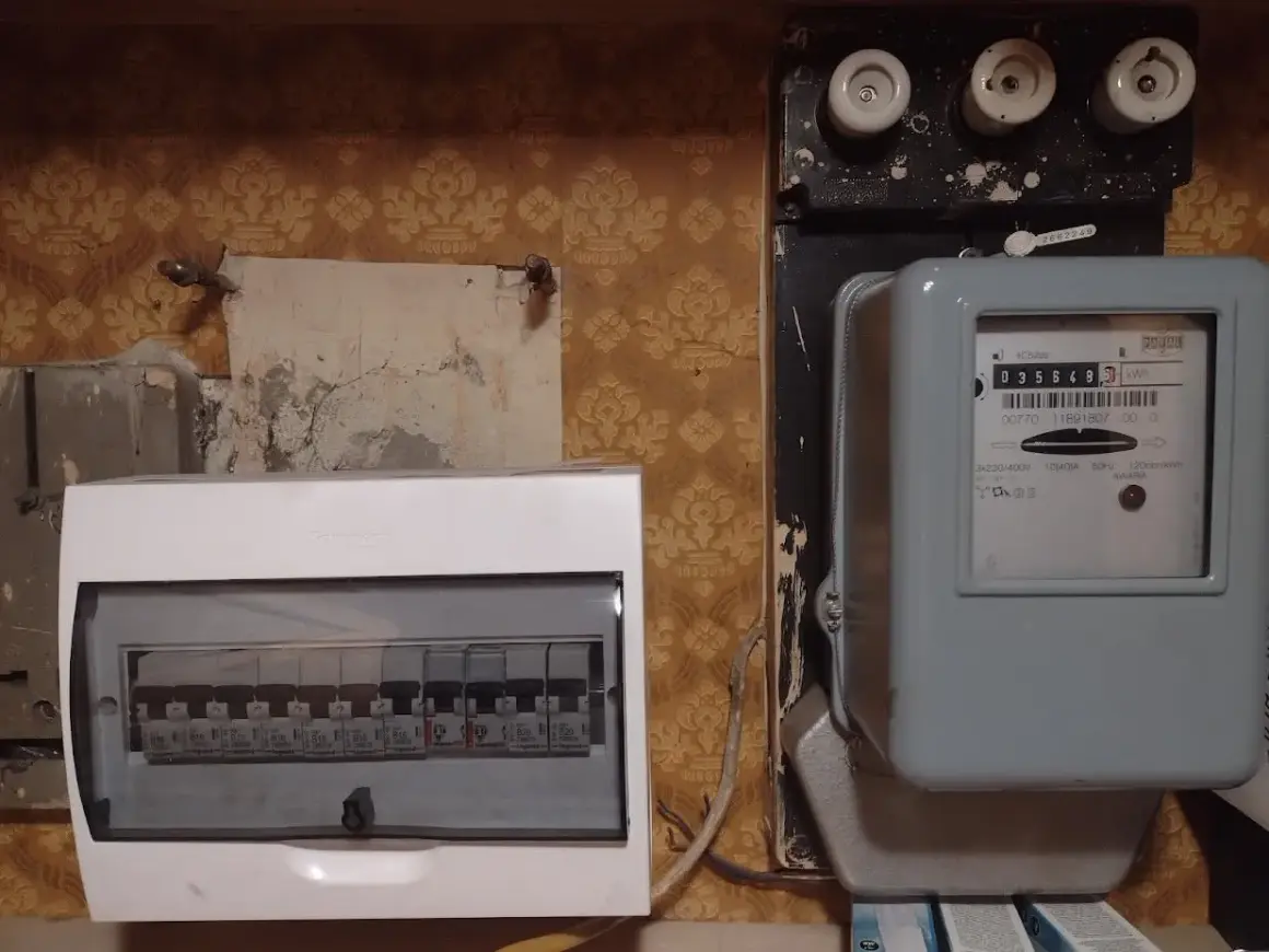Rozdzielnica elektryczna, licznik i bezpieczniki. Jak podłączyć?