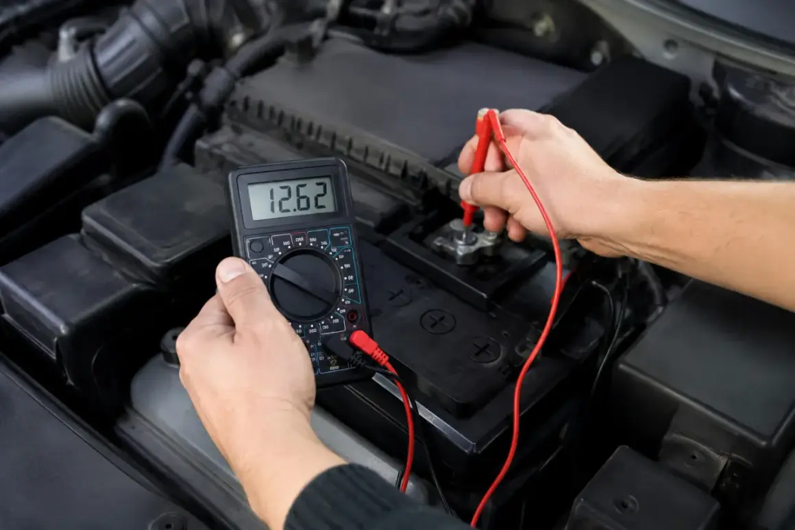 Sprawdzanie, jaki prąd jest w akumulatorze. Multimetr pokazuje 12.62V.