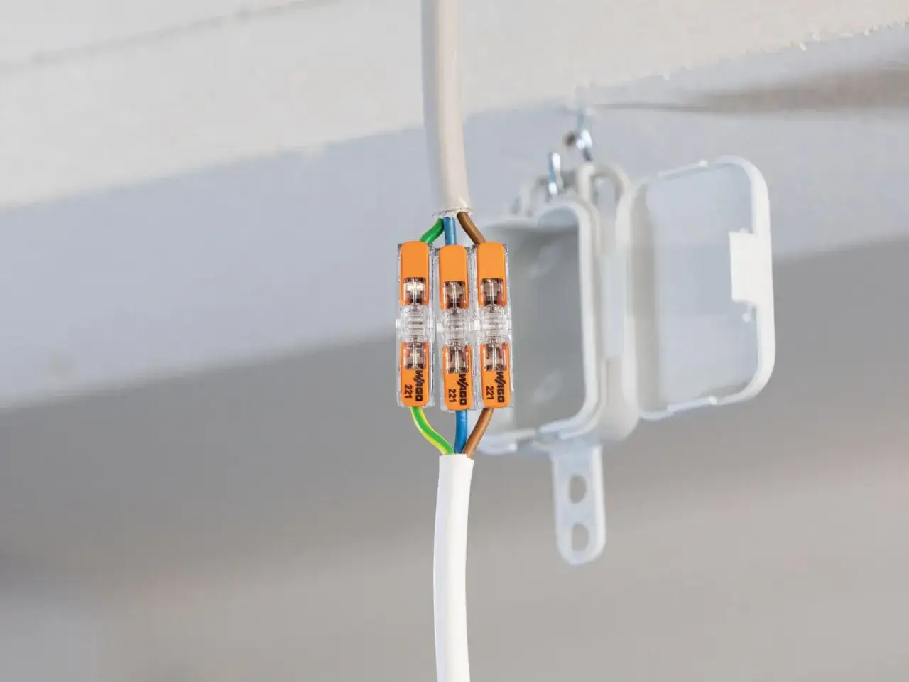 Szybkie i bezpieczne połączenie przerwanych kabli za pomocą złączek WAGO. Prosty sposób na naprawę instalacji elektrycznej.