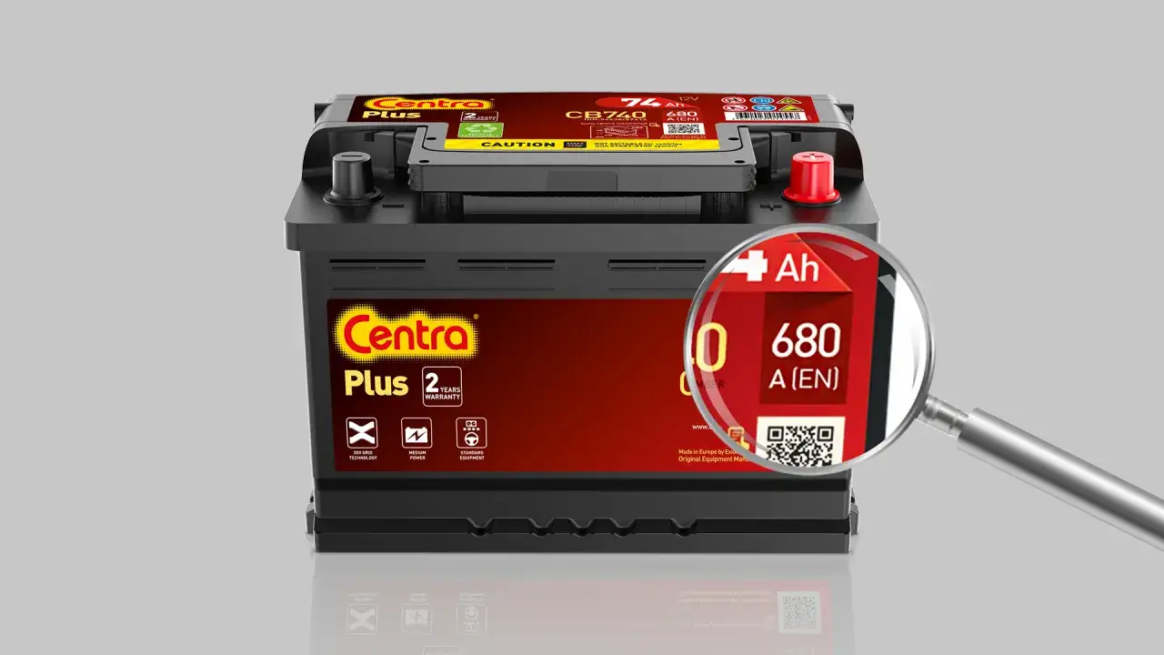 Akumulator Centra Plus 74 Ah. Powiększenie pokazuje, że 680 A (EN) to prąd rozruchowy, a Ah oznacza pojemność akumulatora.