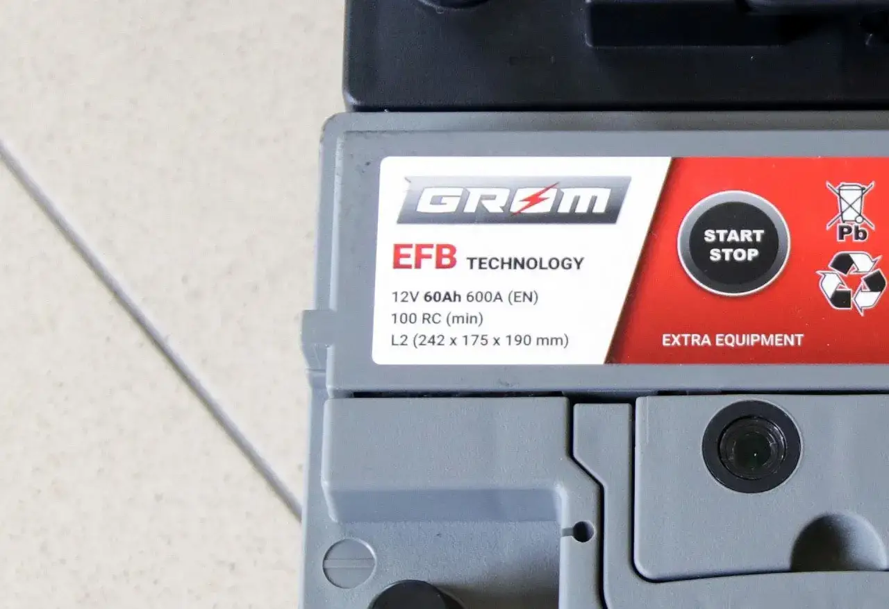 Akumulator GRAM EFB z technologią Start-Stop, gotowy do ładowania.