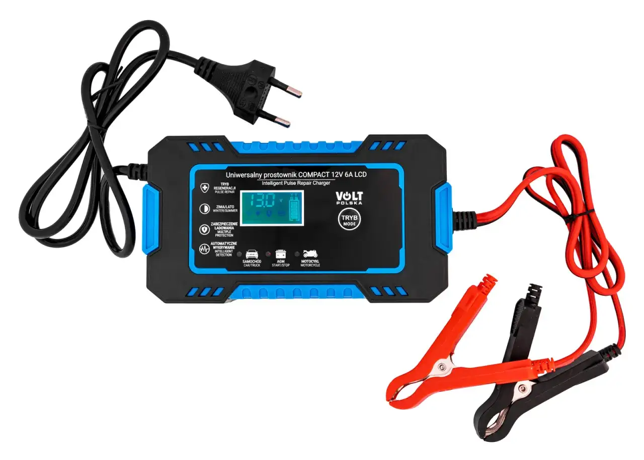 Uniwersalny prostownik Volt Polska COMPACT 12V 6A LCD. Pokazuje, jak ładować akumulator do kosiarki, samochodu czy motocykla.
