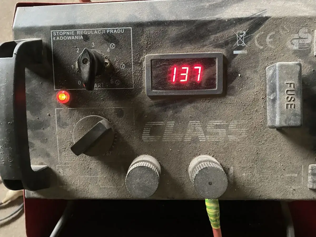 Ładowarka akumulator&oacute;w kwasowych z cyfrowym wskaźnikiem 13.7V. Pokrętła i przełącznik sugerują, jak zregenerować akumulator kwasowy.