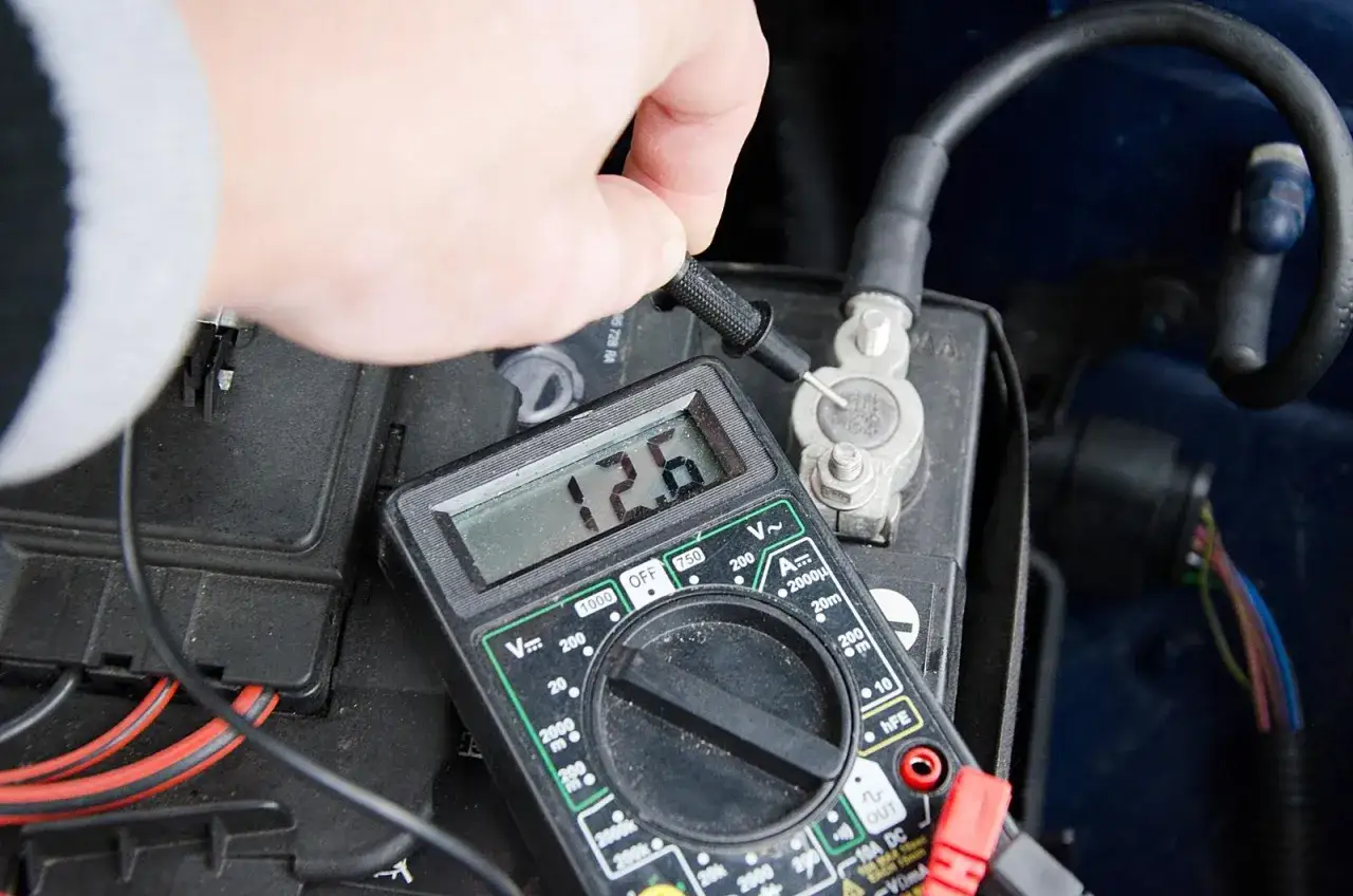 Sprawdzam, jaki prąd jest w akumulatorze. Multimetr pokazuje 12.6V.