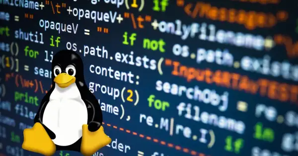 Maskotka pingwina Tux na tle kodu programu, symbolizującego świat Linux CNC.