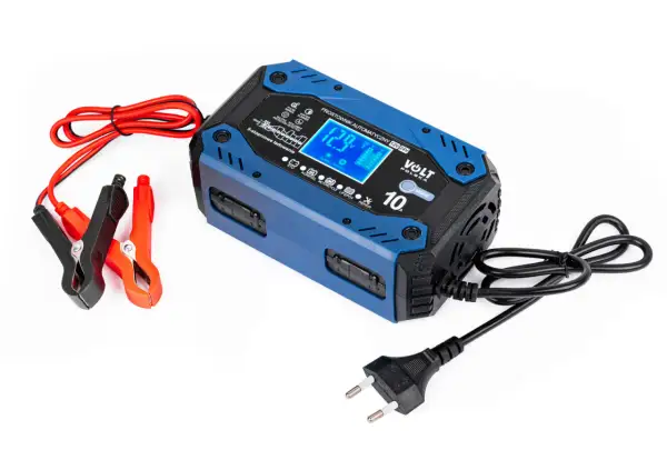 Niebieski prostownik automatyczny Volt Polska 10A z wyświetlaczem LCD, kablem zasilającym i zaciskami do każdego **typu akumulatora**.