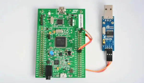 Zestaw ewaluacyjny STM32 z konwerterem USB-UART (PL2303) do komunikacji szeregowej.